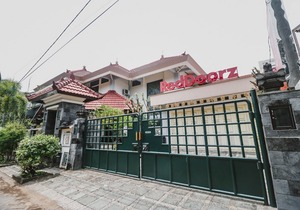 RedDoorz Syariah Near Gelora Delta Sidoarjo