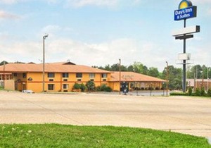 Days Inn & Suites by Wyndham Marshall