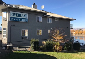 Riverland Inn & Suites