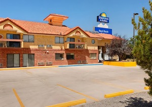 Days Inn & Suites by Wyndham Red Rock-Gallup