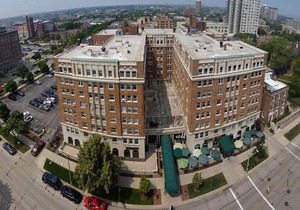 Knickerbocker on The Lake