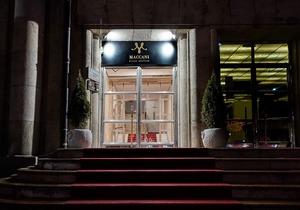 Maccani Black Luxury Suites