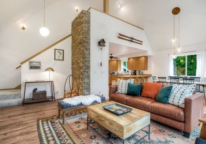 Money Creek Chalet- stunning, bright & spacious w/ hot tub for 8 +pets