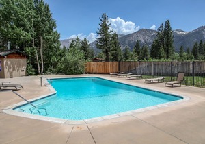 Cozy with Gorgeous Mountain Views, Family Friendly, Walk to Creek and Park