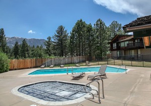 Cozy with Gorgeous Mountain Views, Family Friendly, Walk to Creek and Park