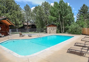 Cozy with Gorgeous Mountain Views, Family Friendly, Walk to Creek and Park