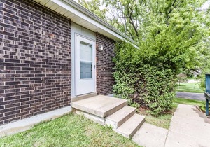 Cute and affordable 3BDR duplex in Overland Park for up to 10 people!