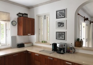 * SHIMMERS * A stunning, stylish West coast villa close to Mullins beach