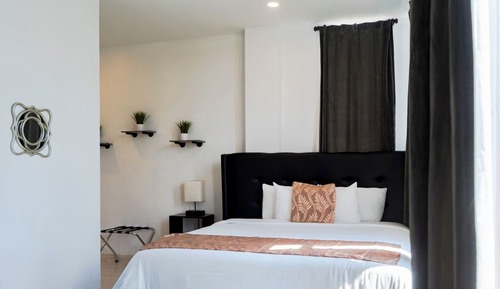 Deluxe Suite, 1 King Bed, Non Smoking, Air conditioning