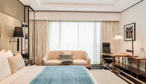 Club Room, 1 King Bed, Smoking, City View