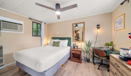 Deluxe Room, 1 Queen Bed