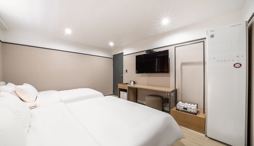 Room (Suite Twin (with styler Netflix avail)