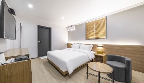 Room (Deluxe Double C (Air purifier Netflix)