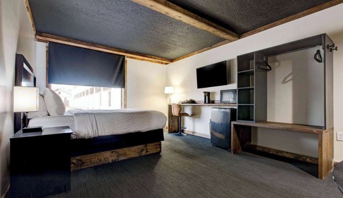 Room, 1 King Bed, Mobility Accessible, Non Smoking (Roll-in Shower)