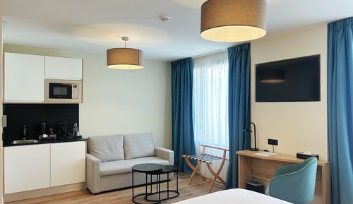 Suite, 1 Queen Bed, City View