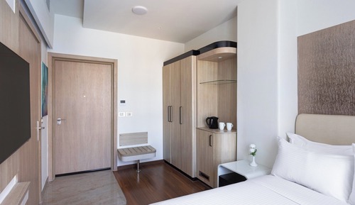 Standard Room, 1 King Bed, Accessible, Pool View