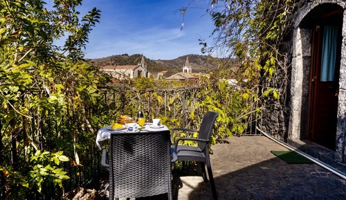 Classic Studio Suite, Hill View