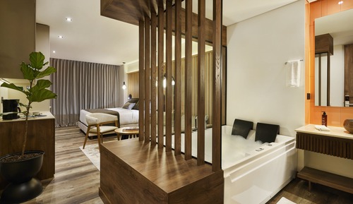 Exclusive Suite, Jetted Tub