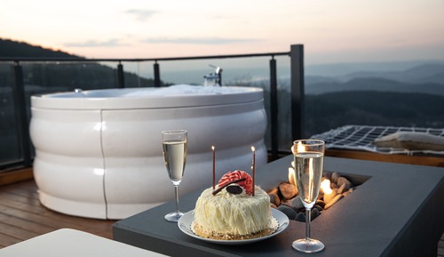 Deluxe Suite With Jacuzzi 8-9