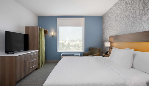 Suite, 1 King Bed, Accessible (Roll-In Shower)