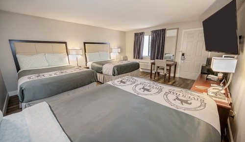 Family Room, Multiple Beds, Bathtub