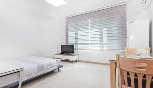 Room (Room 202)