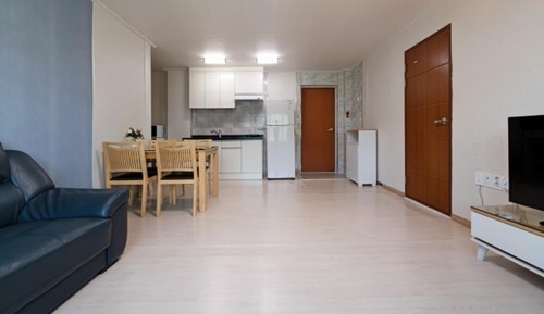 Room (Room 103)