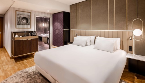 Superior Room, Corner