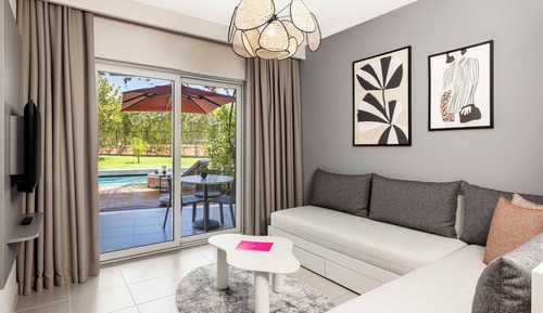 Deluxe Suite Swim Up