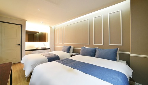 Room (VIP (Netflix available double bed sin)