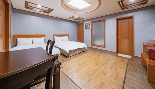 Room (Family Room A (double + ondol Netflix)