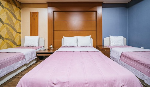 Room (Three Beds (Netflix available))