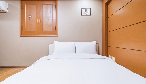 Room (Family Room B (double + ondol Netflix)