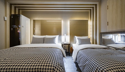 Room (Twin (ACE bed double + single/styler/)