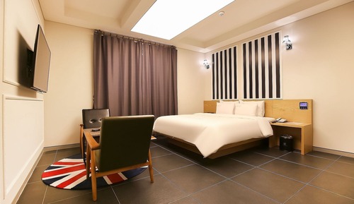 Room (Modern A (Netflix available air purif)