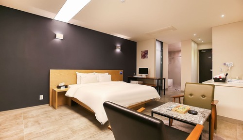 Room (Modern B (Netflix available air purif)