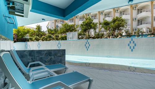 Swim Up Room