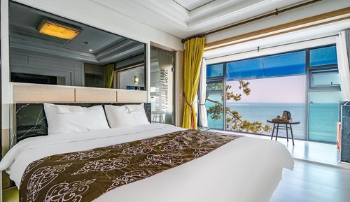 Room (Individual parking for standard rooms)