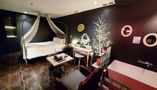 Room (Secret (65-inch large TV installation)