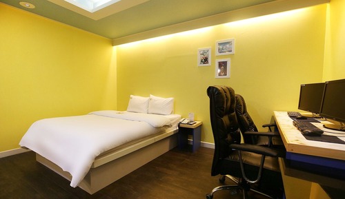 Room (Couple PC game room(No hard Netflix Y)