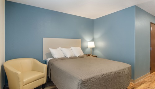 Room, 1 King Bed, Accessible, Non Smoking (Roll-In Shower)