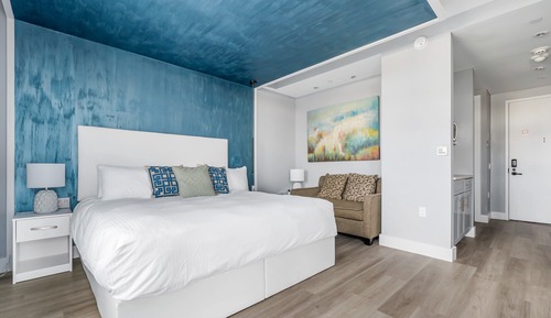 Deluxe Studio Suite, 1 King Bed, Balcony