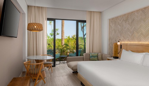 Club Room, 1 King Bed, Nature View