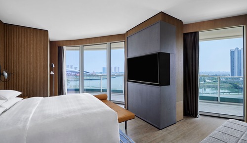 Deluxe Suite, 1 King Bed, Balcony