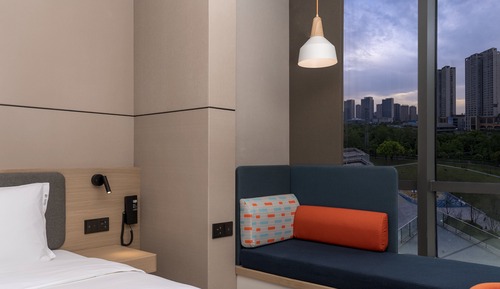 Standard Room, 1 King Bed, Garden View (Extra Floor Space)