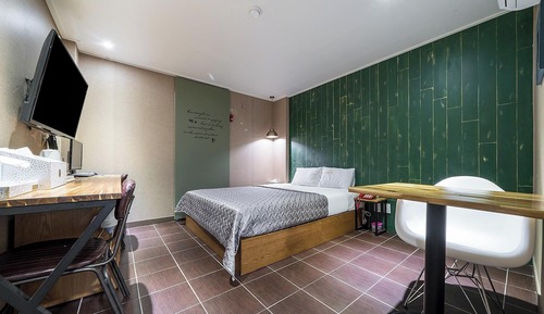 Room (Standard (A B) (Netflix available for)