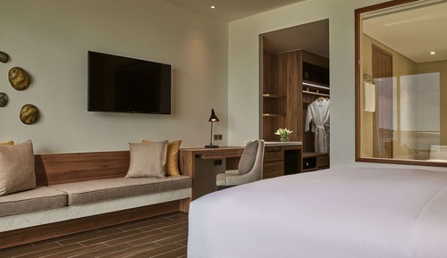 Superior Room, 1 King Bed, Balcony, Garden View