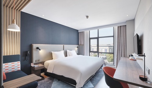 Standard Room, 1 King Bed, City View
