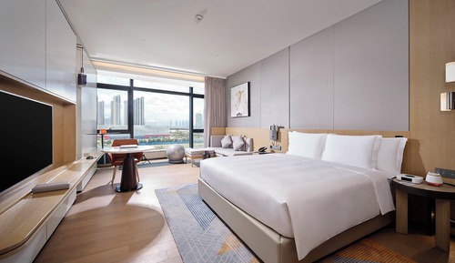 1 King Bed Premium Football Stadium Vw