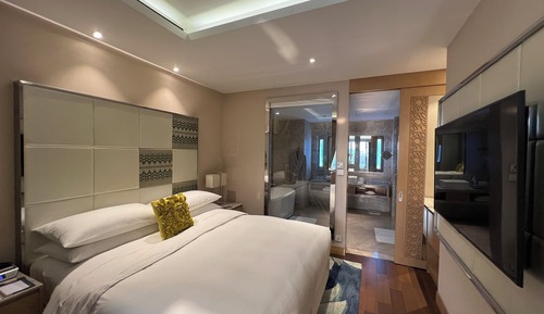 Suite, 1 King Bed, City View